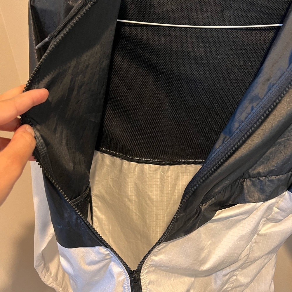 Lightweight Nike Two-Tone Black and White Hooded Jacket - Picture 4 of 7